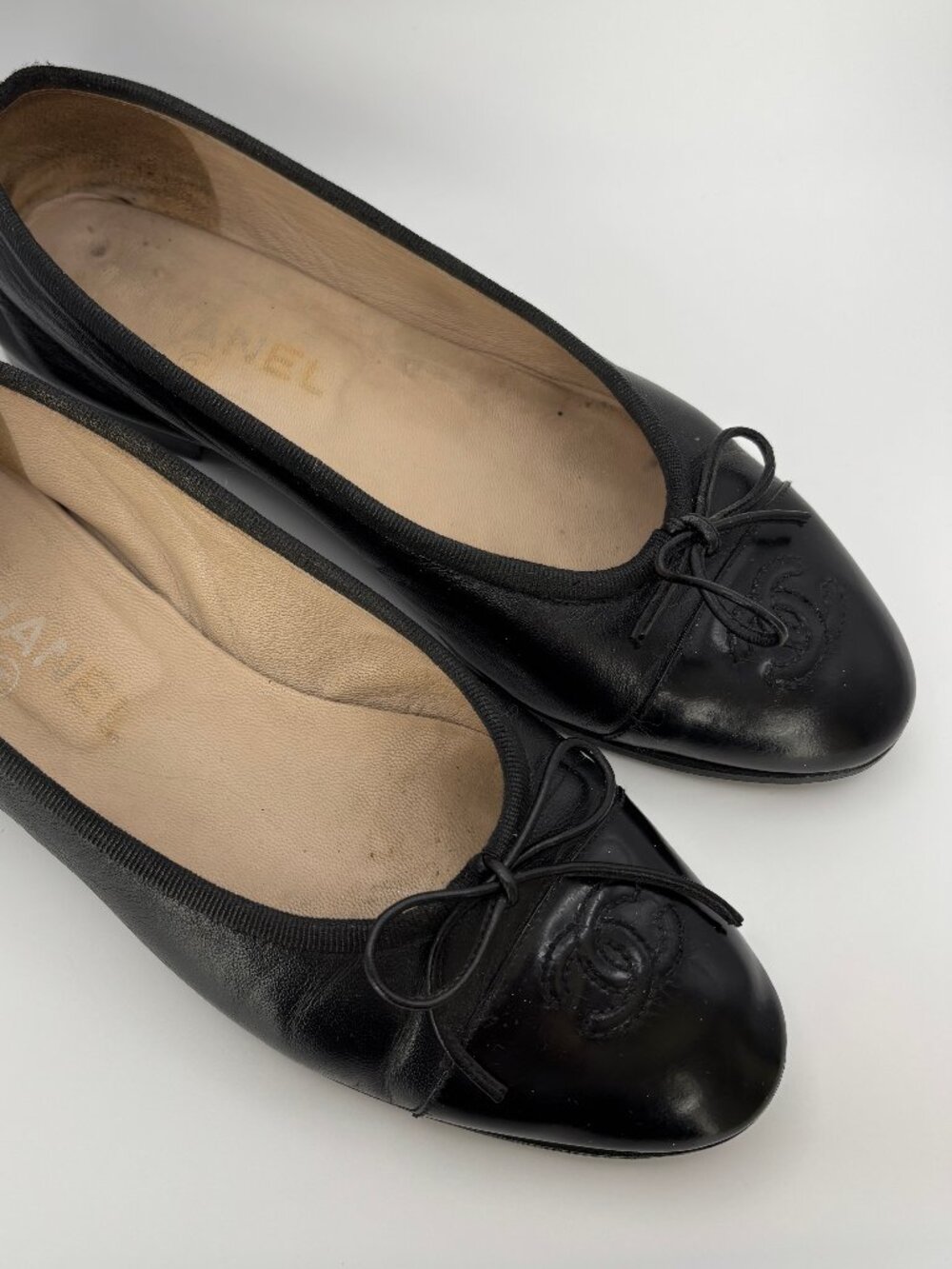 CHANEL Black Leather CC Logo Bow Ballet Flats Size 35.5